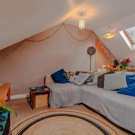 Cosy Pet Friendly Upside Down Hideaway Apartman *