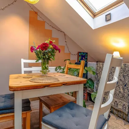 Cosy Pet Friendly Upside Down Hideaway * Бристоль