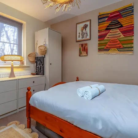 Cosy Pet Friendly Upside Down Hideaway شقة
