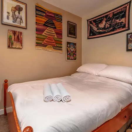 Cosy Pet Friendly Upside Down Hideaway Bristol