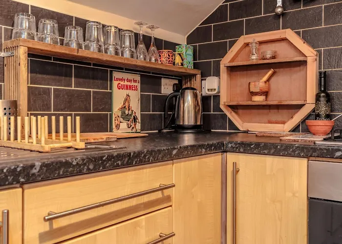 Cosy Pet Friendly Upside Down Hideaway * Bristol