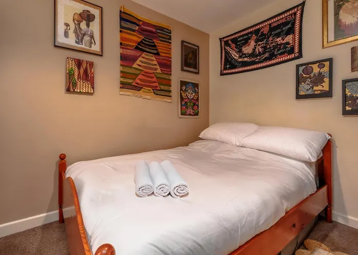 Cosy Pet Friendly Upside Down Hideaway Бристоль