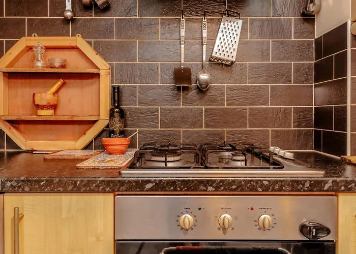 Cosy Pet Friendly Upside Down Hideaway * Bristol