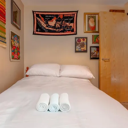 Cosy Pet Friendly Upside Down Hideaway * Bristol