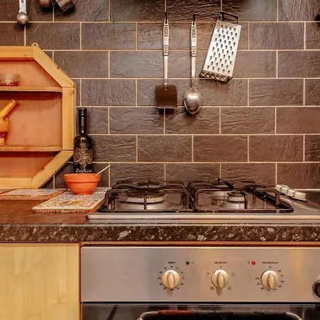 Cosy Pet Friendly Upside Down Hideaway * Bristol