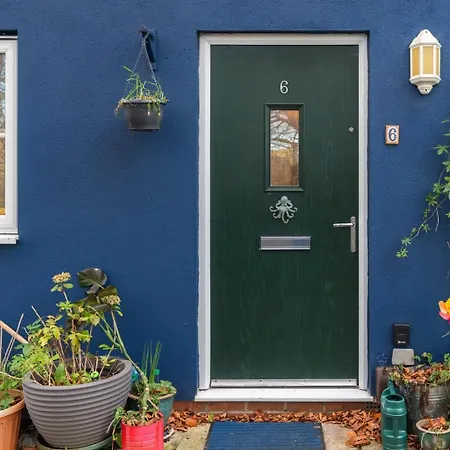 Cosy Pet Friendly Upside Down Hideaway Апартаменти Бристоль