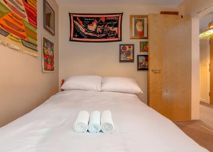 Cosy Pet Friendly Upside Down Hideaway * Μπρίστολ